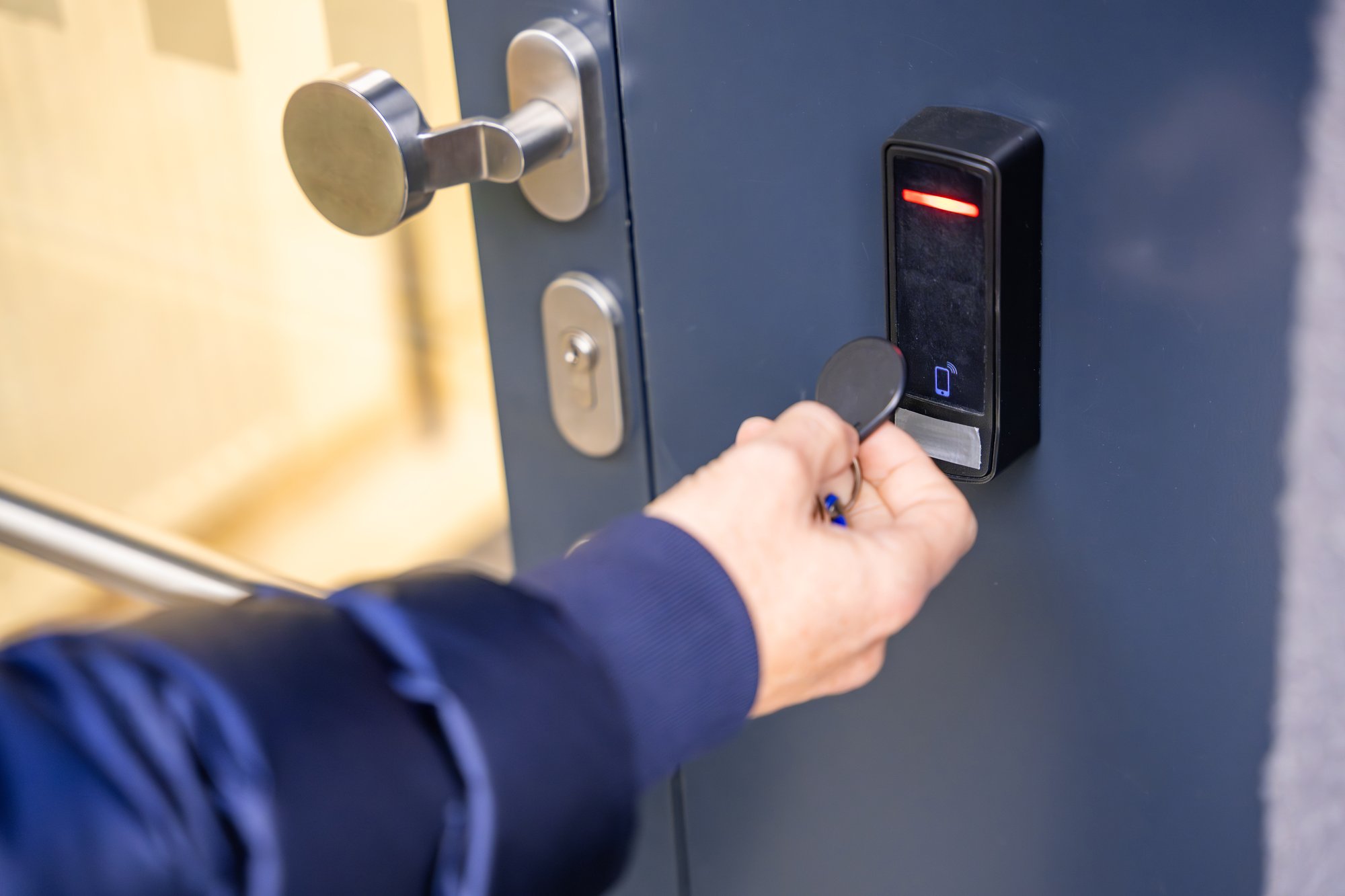 Lector de acceso y puerta controlada