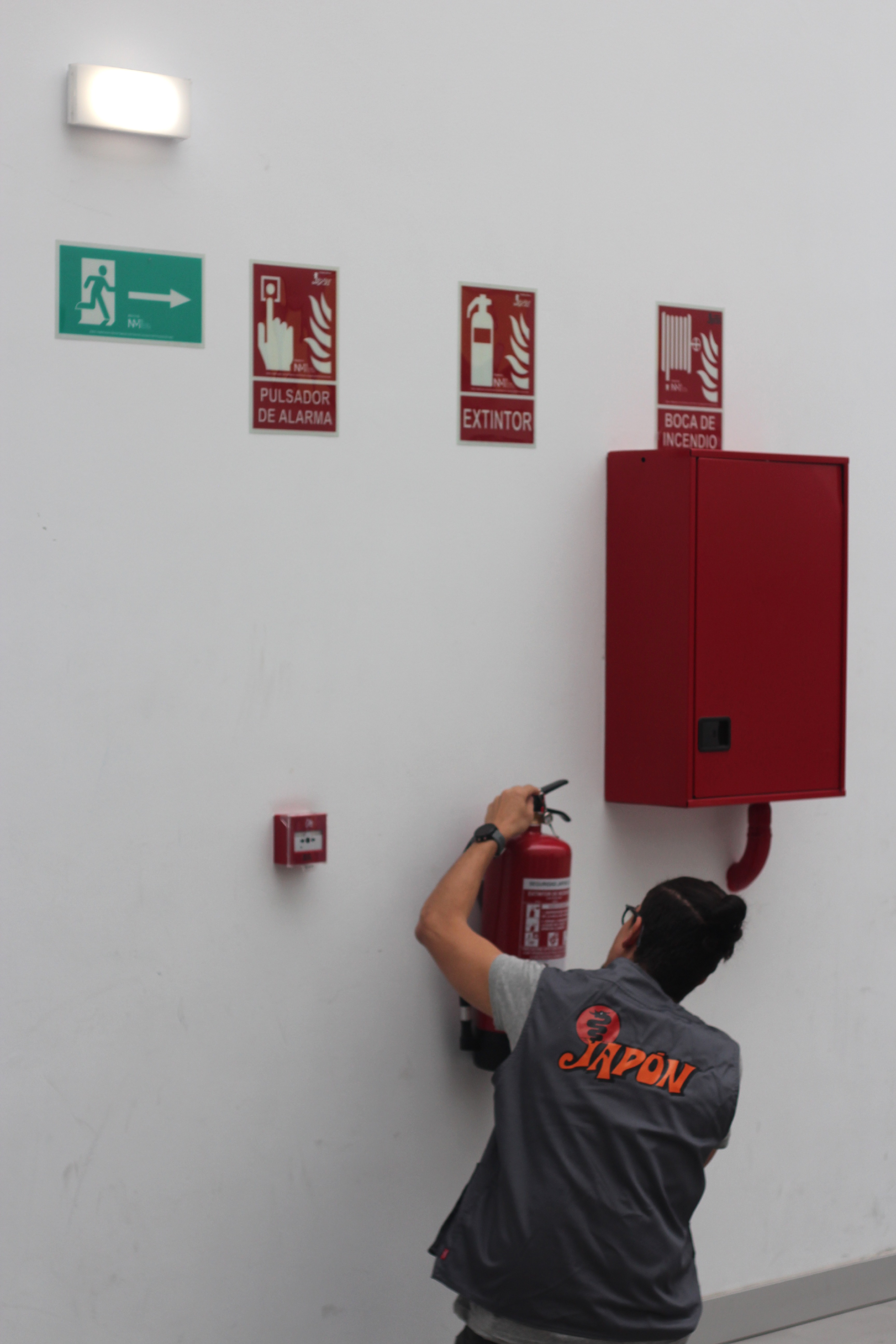Extintores instalados en pasillo