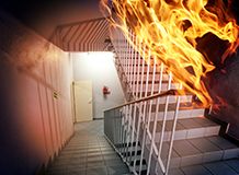 Fuego en las escaleras de un edificio